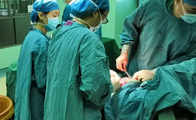 胎儿8斤重产妇要求剖腹产被拒 违法吗