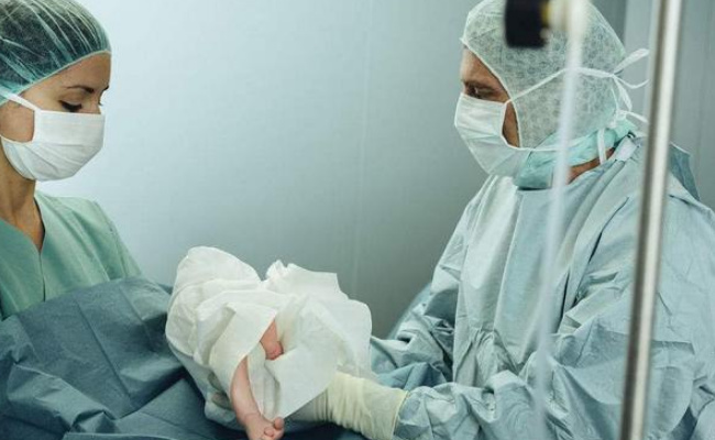 胎儿8斤重产妇要求剖腹产被拒 违法吗