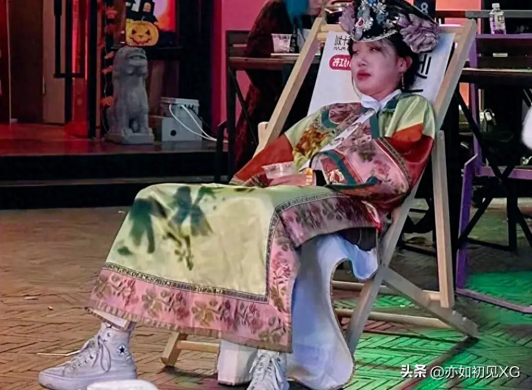 万圣节cos甄嬛滑冰骑车醉酒 万物皆可cosplay，中国人在过一种很“新”的万圣节