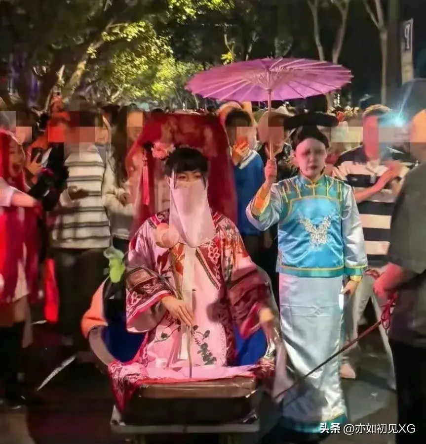万圣节cos甄嬛滑冰骑车醉酒 万物皆可cosplay，中国人在过一种很“新”的万圣节