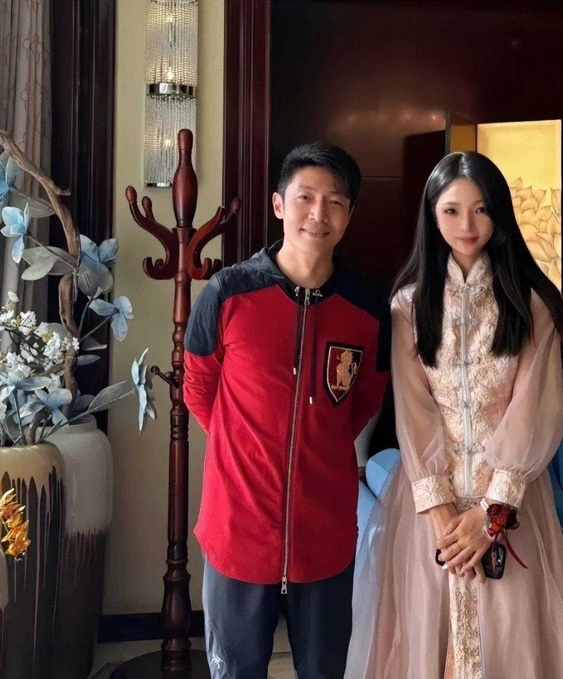 撒贝宁现身外甥婚礼客串主持 司仪界的当红炸子鸡,引爆全场气氛!