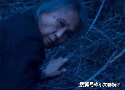 《河边的错误》习惯性受虐的幺四婆婆为什么跪趴在地上?