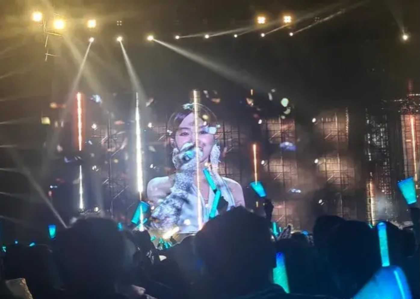 张韶涵演唱会歌迷因女厕人多用男厕 堂而皇之就是往里闯,隐私权成笑谈?