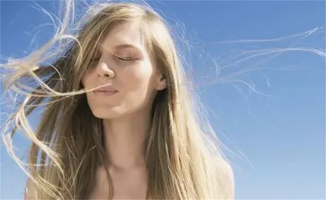 洗完头应该吹干还是自然干