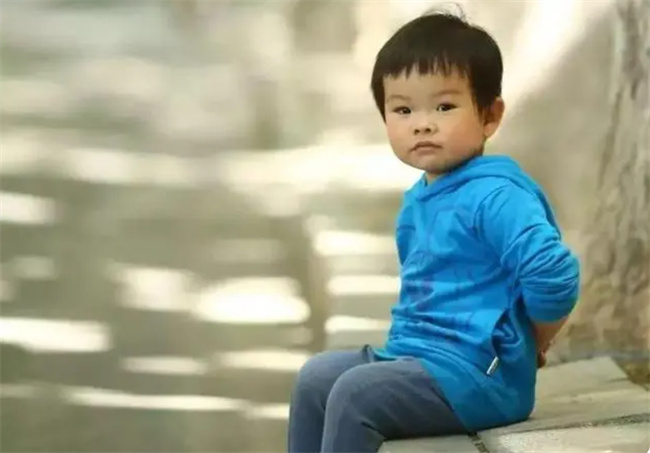 家有慢热又害羞的小孩 这几句话你一定要记住
