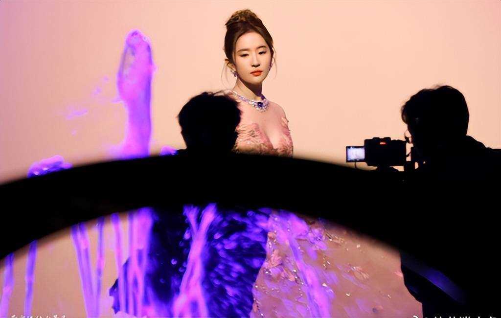 刘亦菲迪士尼公主出场美得不像话 神仙姐姐果然名不虚传