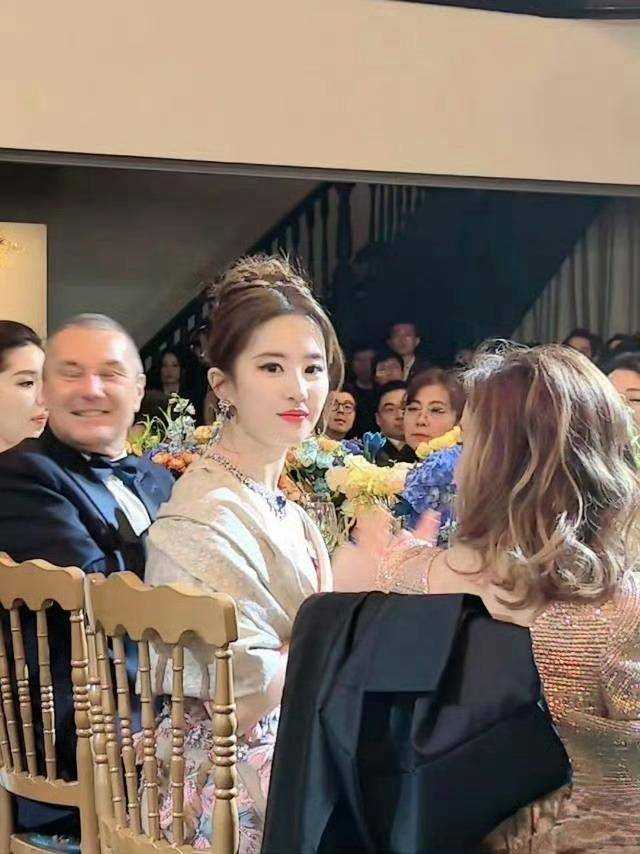 刘亦菲迪士尼公主出场美得不像话 神仙姐姐果然名不虚传