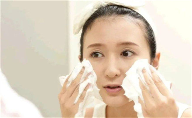 过度清洁面部皮肤易老化吗