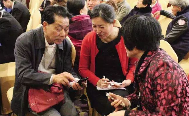 在线替子女相亲的父母们 缴纳不菲的会员费也心甘情愿 反映了哪些问题