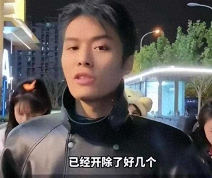 小杨哥演唱会免费门票被2000元叫卖 转卖演唱会门票员工成功丢了“饭碗”