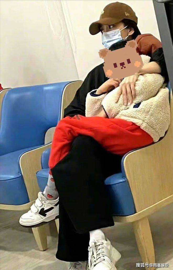 Angelababy深夜带儿子看急诊 形象落魄惹人心疼