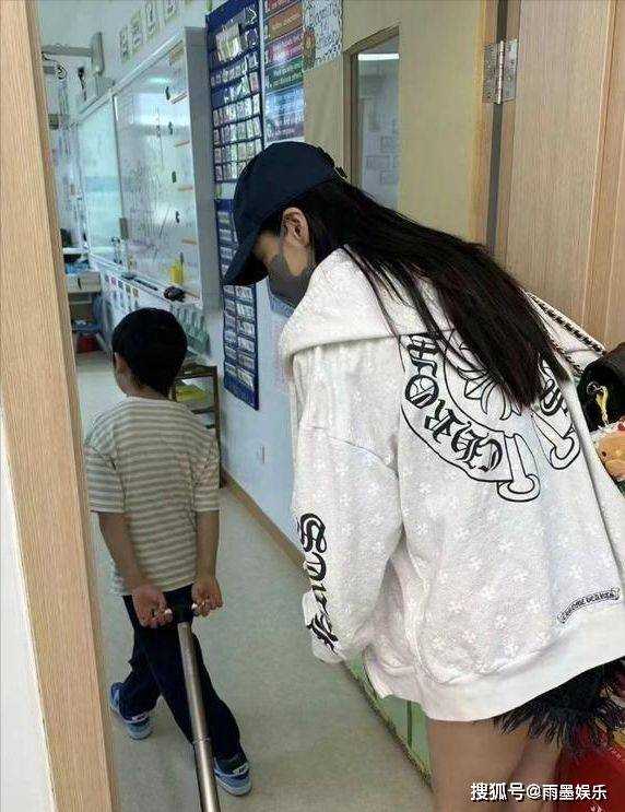 Angelababy深夜带儿子看急诊 形象落魄惹人心疼