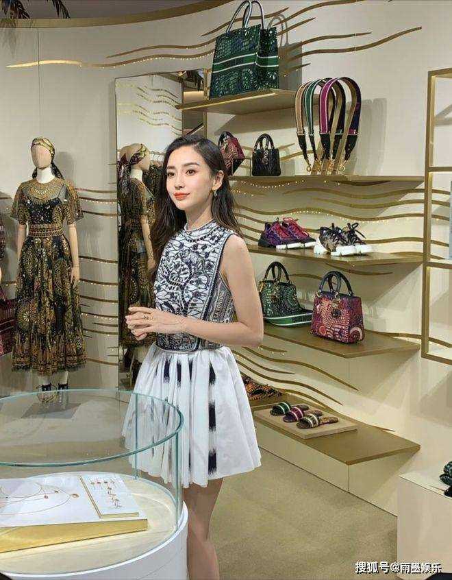 Angelababy深夜带儿子看急诊 形象落魄惹人心疼