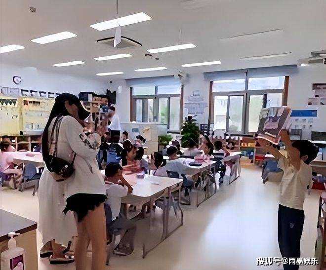 Angelababy深夜带儿子看急诊 形象落魄惹人心疼