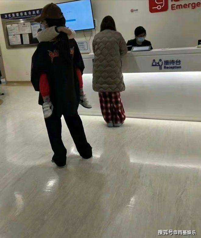 Angelababy深夜带儿子看急诊 形象落魄惹人心疼