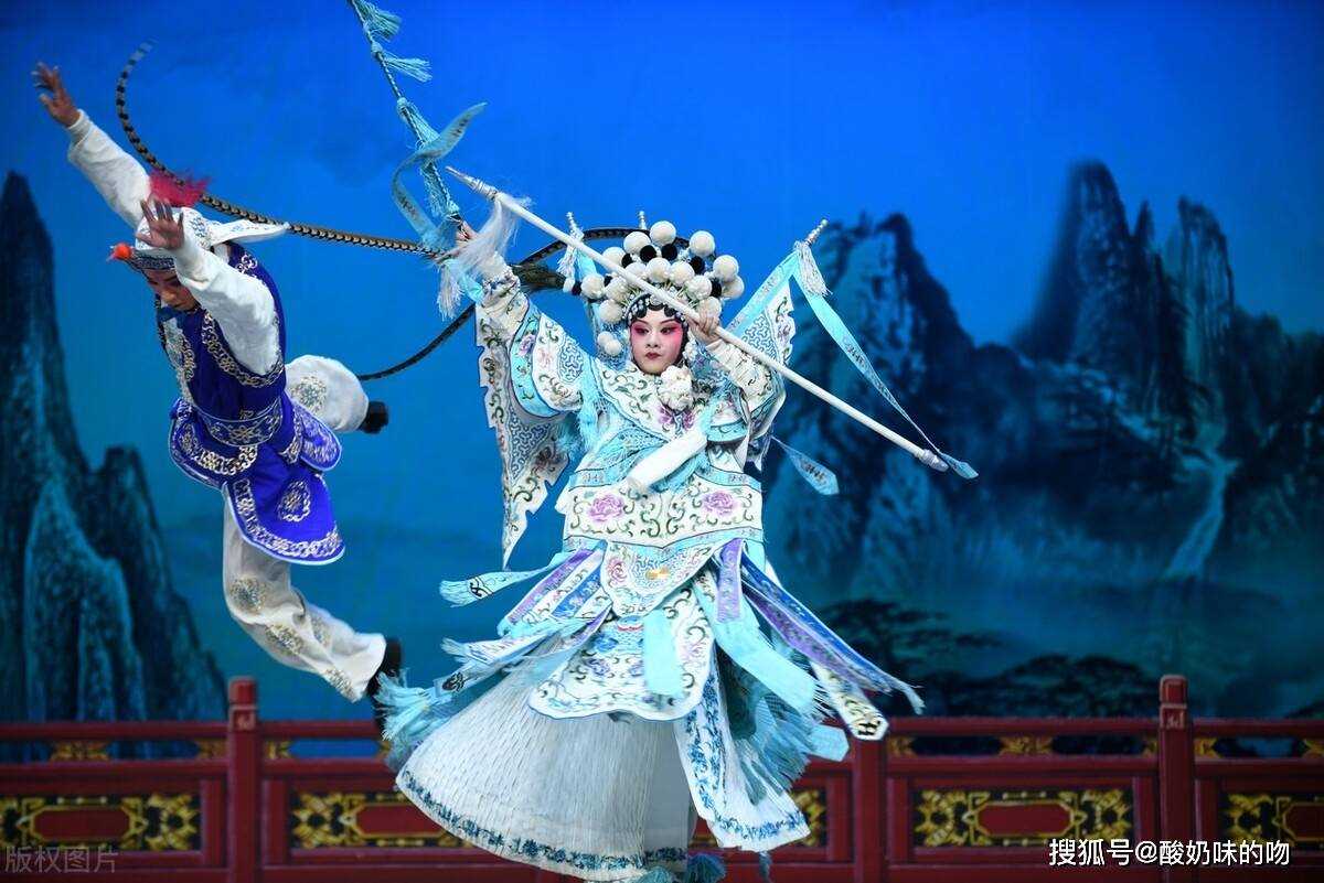 戏曲演员表演“鬼步”惊艳全场 身法飘忽不定赢得观众阵阵掌声