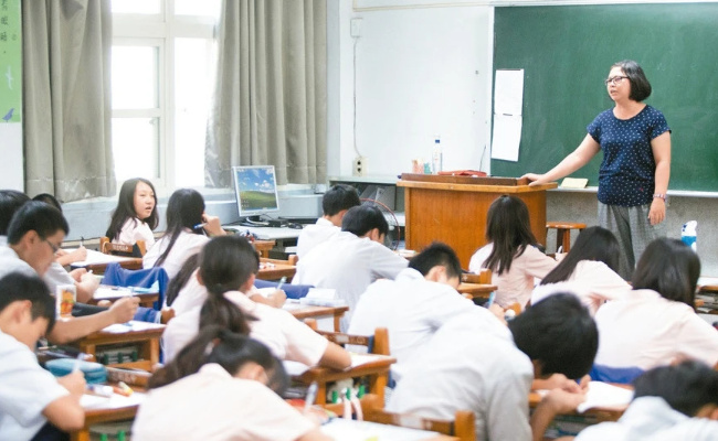 大学生上课坐哪儿 有必要管吗