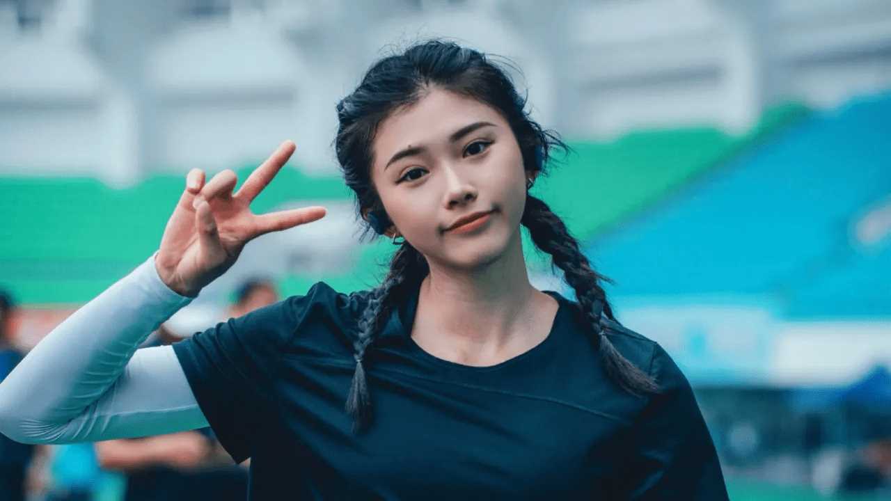 吴艳妮回应整容:只割了双眼皮 体脂率降低下巴自然就显出来了