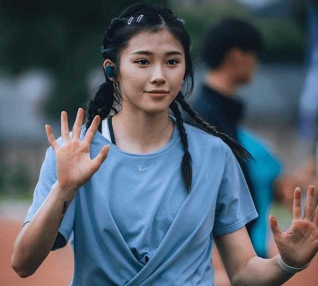 吴艳妮回应整容:只割了双眼皮 体脂率降低下巴自然就显出来了