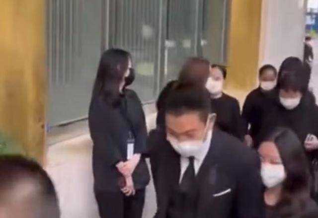 刘德华携妻子朱丽倩、女儿刘向蕙参加父亲丧礼 着黑色西装神情哀伤