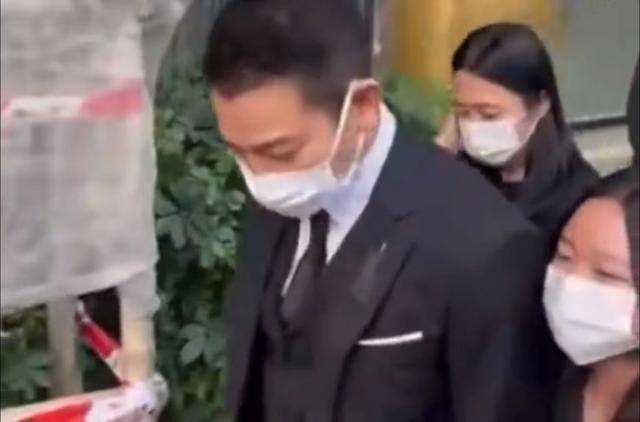 刘德华携妻子朱丽倩、女儿刘向蕙参加父亲丧礼 着黑色西装神情哀伤