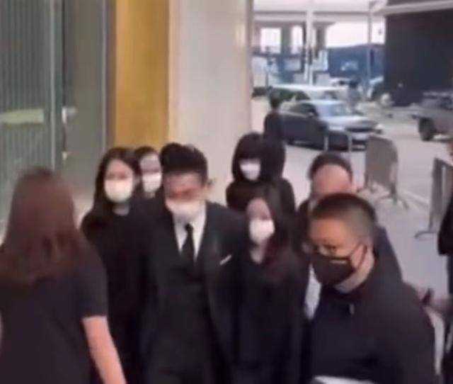 刘德华携妻子朱丽倩、女儿刘向蕙参加父亲丧礼 着黑色西装神情哀伤