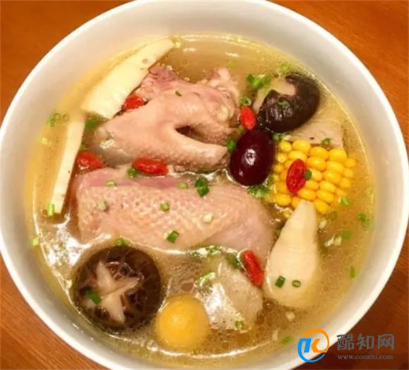 土鸡汤怎么炖好喝又营养?教你做法,汤黄味鲜,鸡肉嫩滑