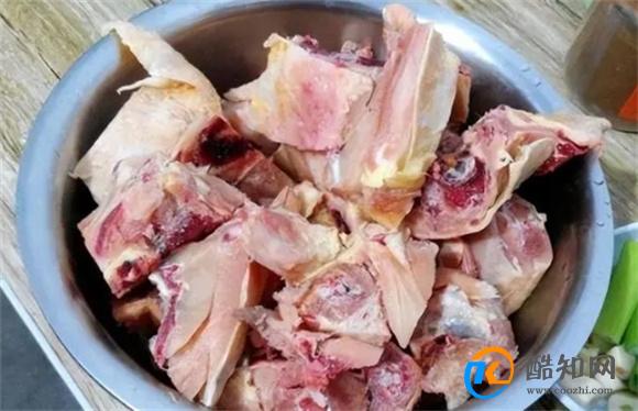 土鸡汤怎么炖好喝又营养?教你做法,汤黄味鲜,鸡肉嫩滑