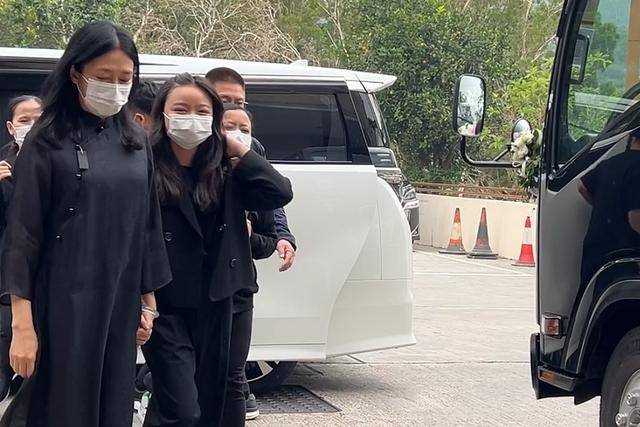 老爷子一路走好！刘德华神情肃穆 双手捧遗照送父亲出殡