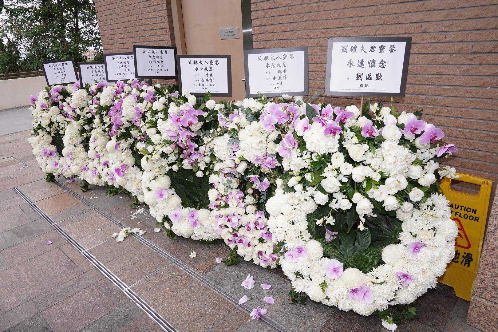 刘德华送父出殡家族24位成员曝光 六兄弟姐妹均结婚生子,家族人丁兴旺
