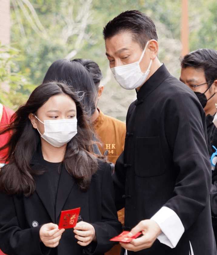 刘德华送父出殡家族24位成员曝光 六兄弟姐妹均结婚生子,家族人丁兴旺