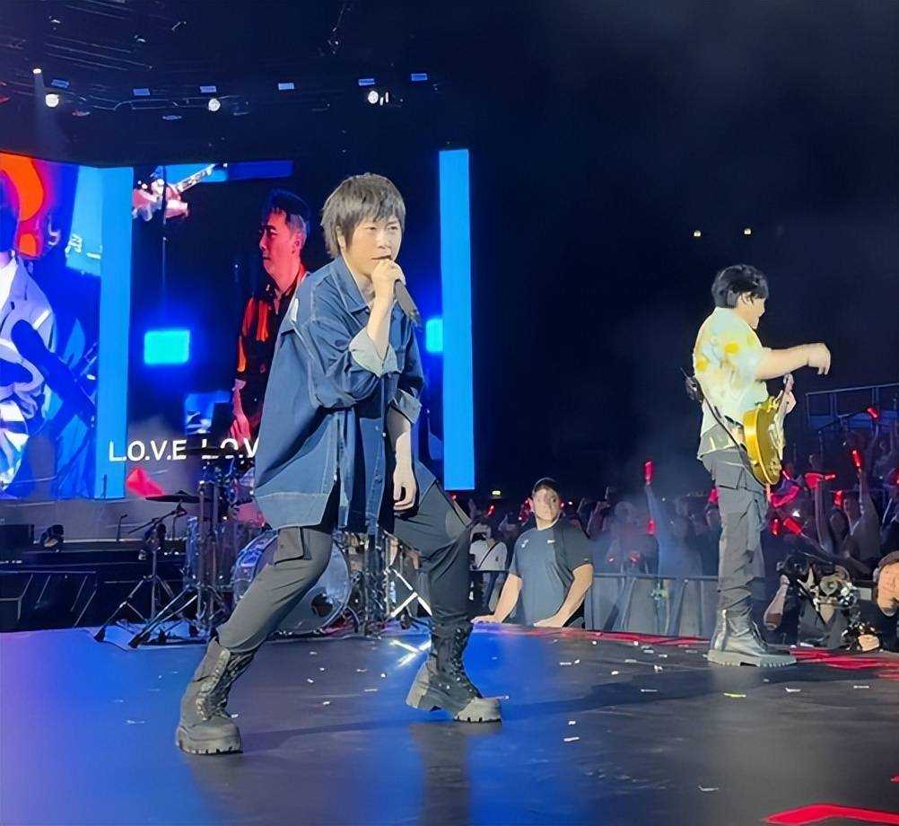 五月天巴黎演唱会真唱气息不稳 与以往形成鲜明对比