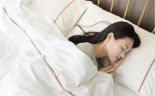 家里夏被出现3种情况最好扔掉 别舍不得 看看你家有没有