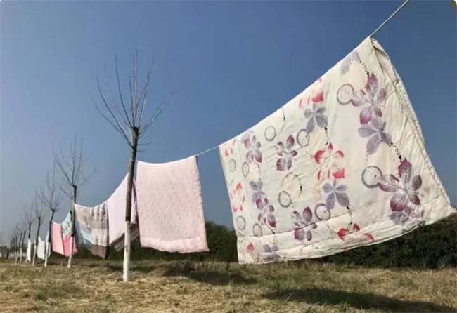 家里夏被出现3种情况最好扔掉 别舍不得 看看你家有没有