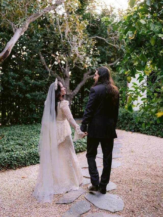 突然官宣!破产姐妹Max演员结婚 与丈夫在自家花园举办私人婚礼
