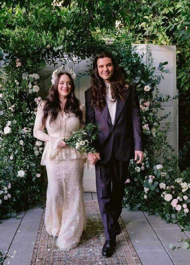 突然官宣!破产姐妹Max演员结婚 与丈夫在自家花园举办私人婚礼