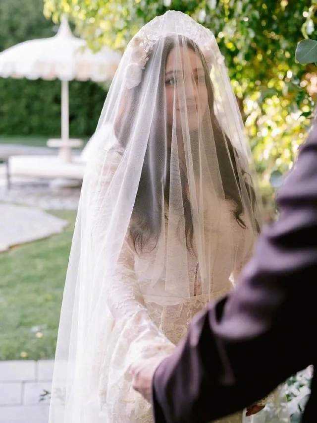突然官宣!破产姐妹Max演员结婚 与丈夫在自家花园举办私人婚礼