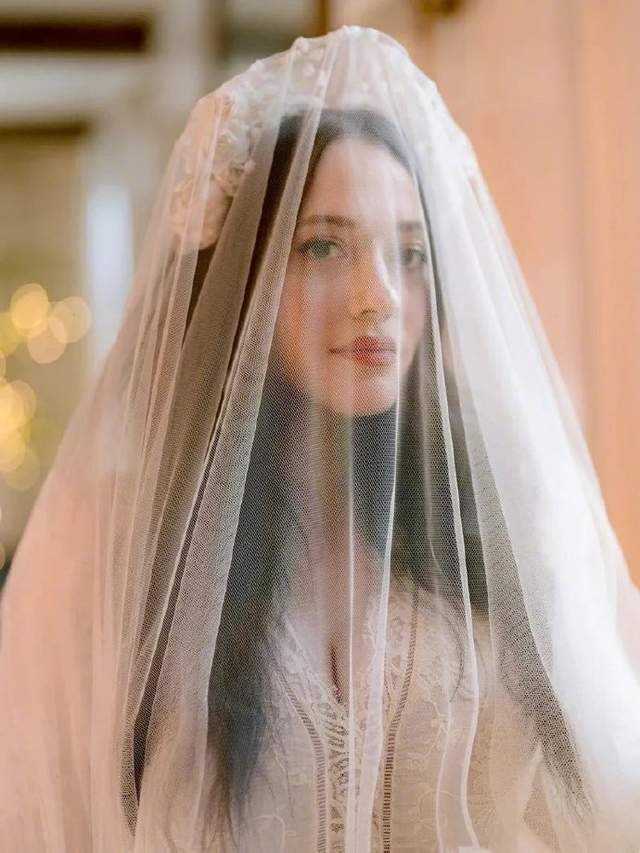 突然官宣!破产姐妹Max演员结婚 与丈夫在自家花园举办私人婚礼