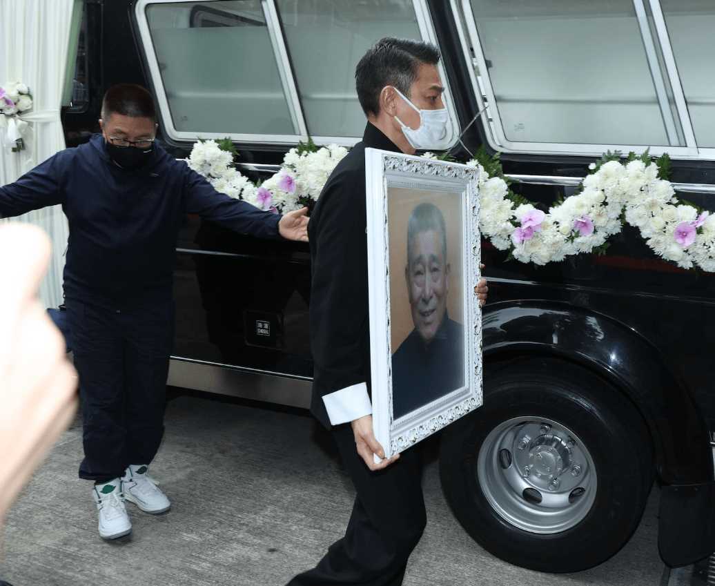 刘德华丧父之后露面复工 胡子拉碴憔悴之态难掩