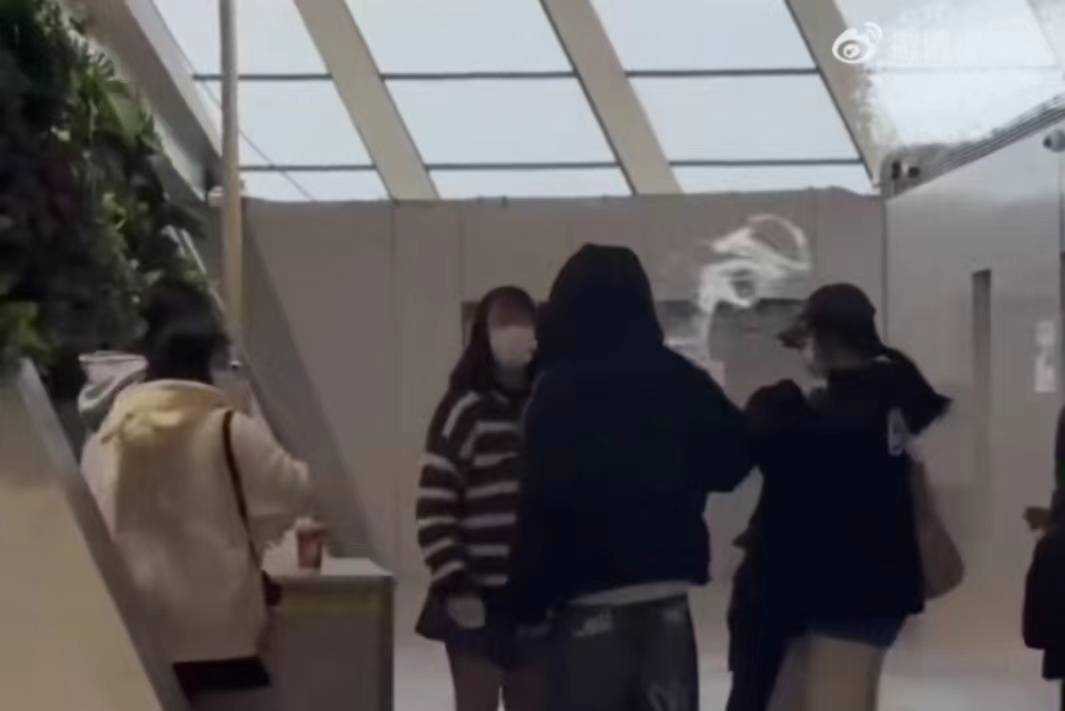三女子机场向男歌手泼水被刑拘 其中2人未成年