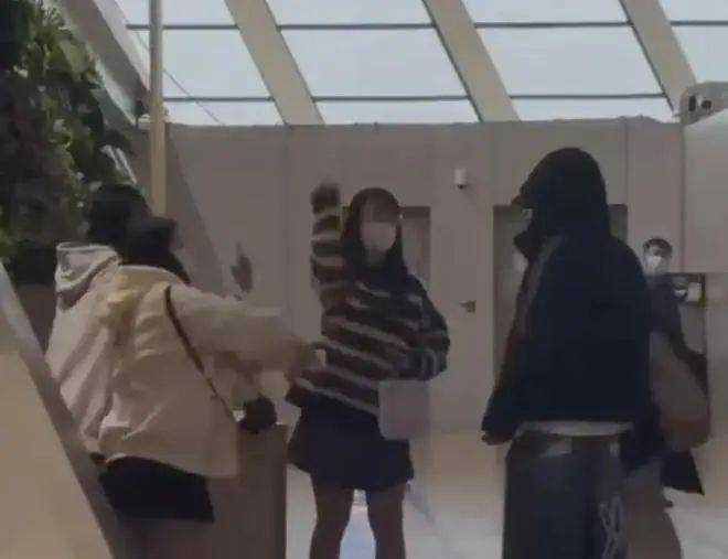 男歌手在机场被多名女子泼水 什么仇什么怨?