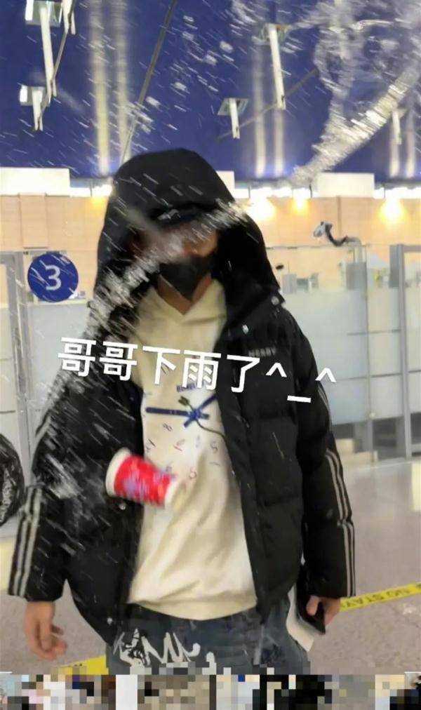 男歌手在机场被多名女子泼水 什么仇什么怨?