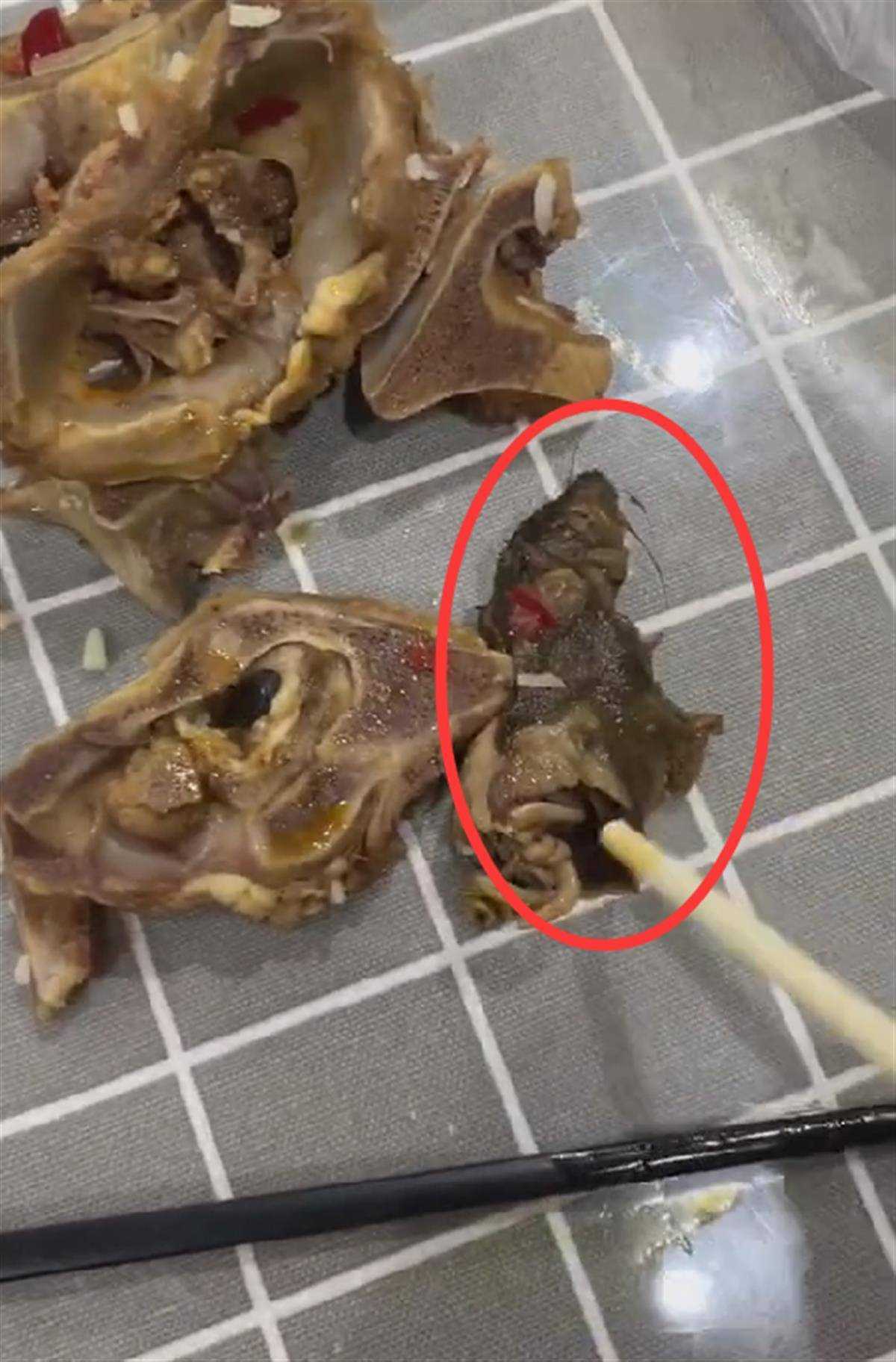 呕!羊肉火锅外卖中疑吃出半截老鼠 市监局已介入调查