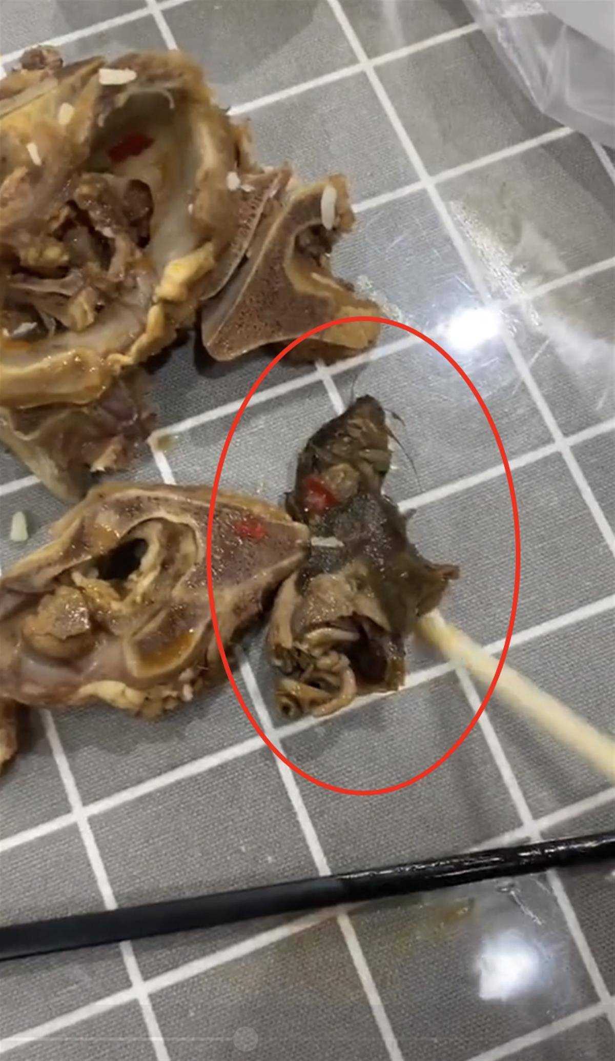 呕!羊肉火锅外卖中疑吃出半截老鼠 市监局已介入调查