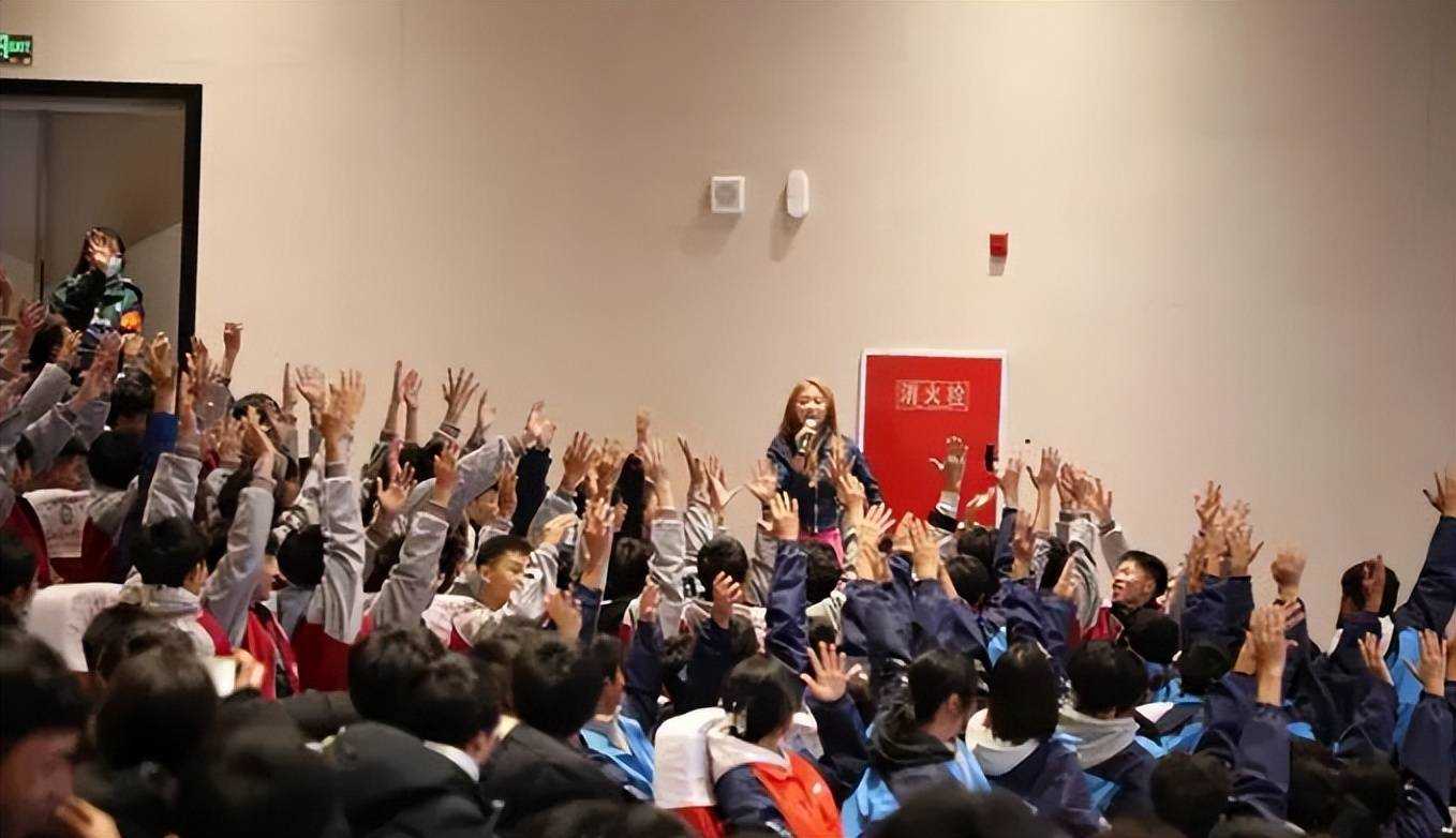 吴艳妮回家乡被800名学生喊妮姐 现场气氛异常热烈
