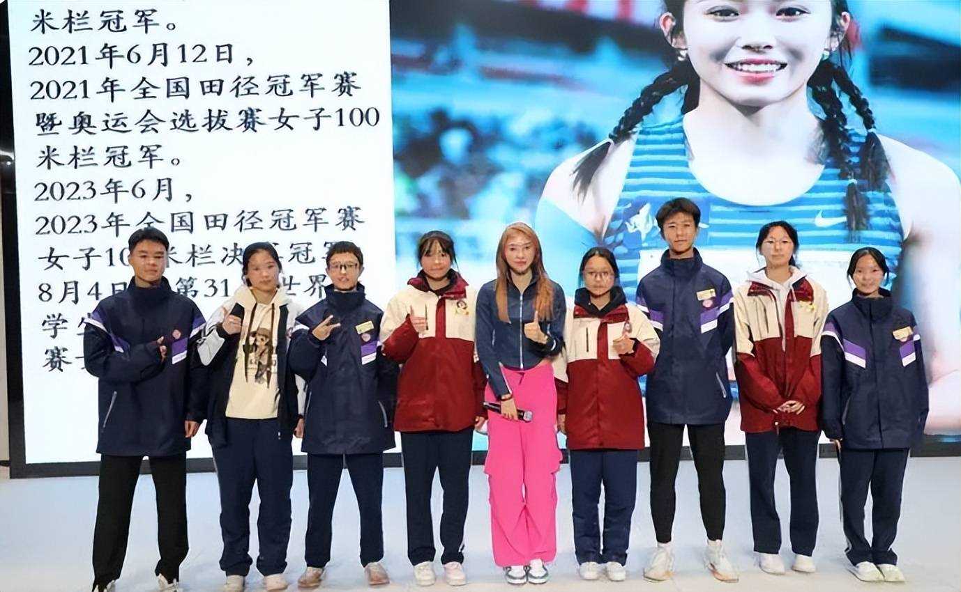 吴艳妮回家乡被800名学生喊妮姐 现场气氛异常热烈