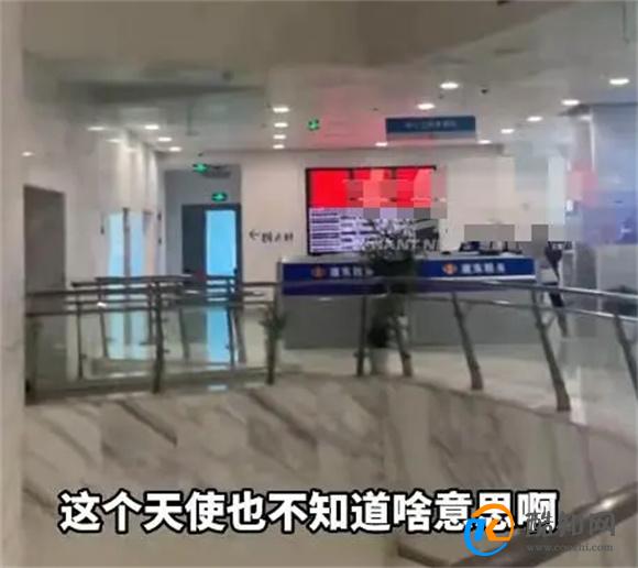 半裸女子脚踩长城浮雕被网友吐槽_酷知科普