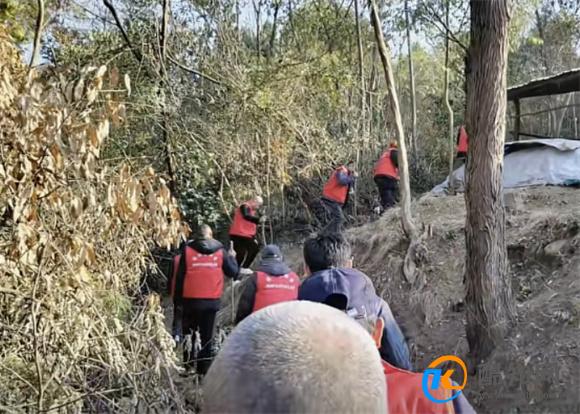 杀妻嫌犯李小龙被认出是否千人搜山围捕 群众参与警民合作有何好处_酷知科普
