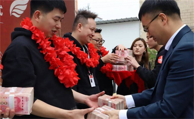 因病少上1天班没了年终奖 是否合理