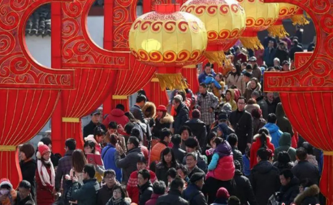 旅游消费回是否暖,元旦假期首日景区人潮涌动